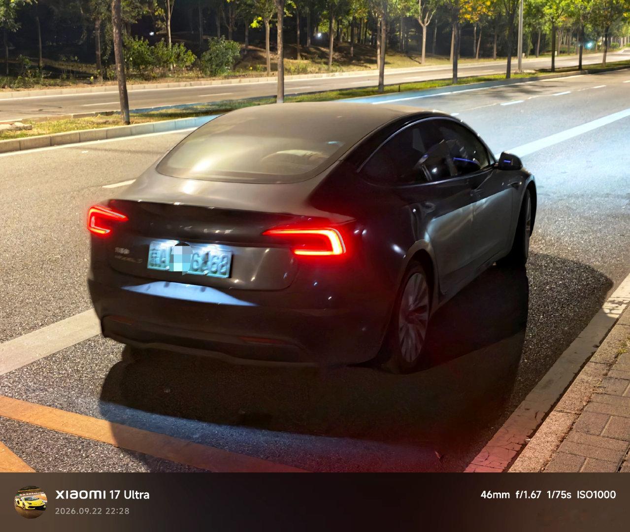 从机场出来打到个 Model 3，车牌尾号居然是 6868
Model 3 开着确实不错，但后排乘坐体验太糟糕了
我身高 188，坐后排会顶头，而且坐垫也很短…[捂嘴哭]
#大V聊车##Model3#  ​