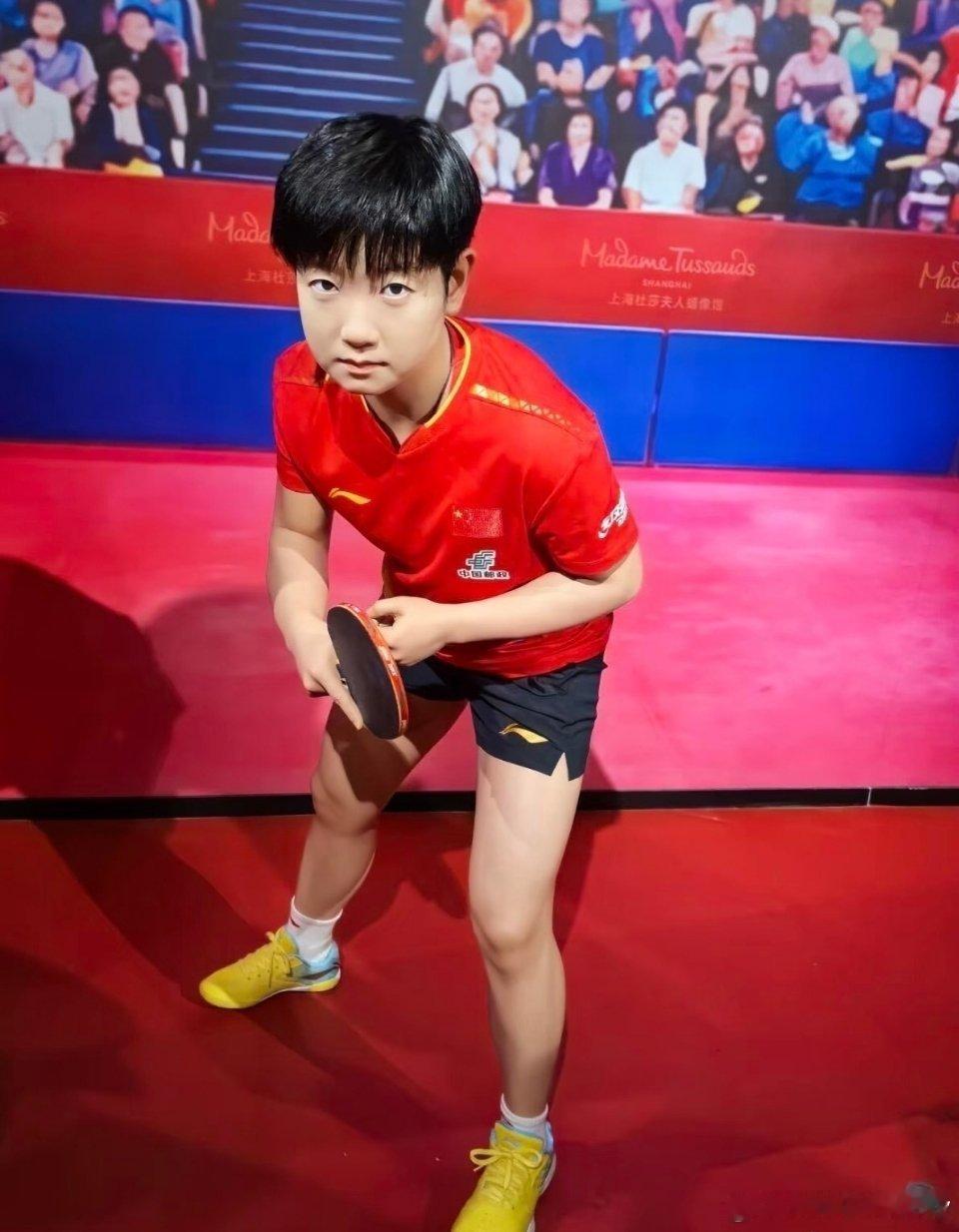 7月13日，孙颖莎的蜡像正式亮相上海杜莎夫人蜡像馆，成为国乒继邓亚萍之...