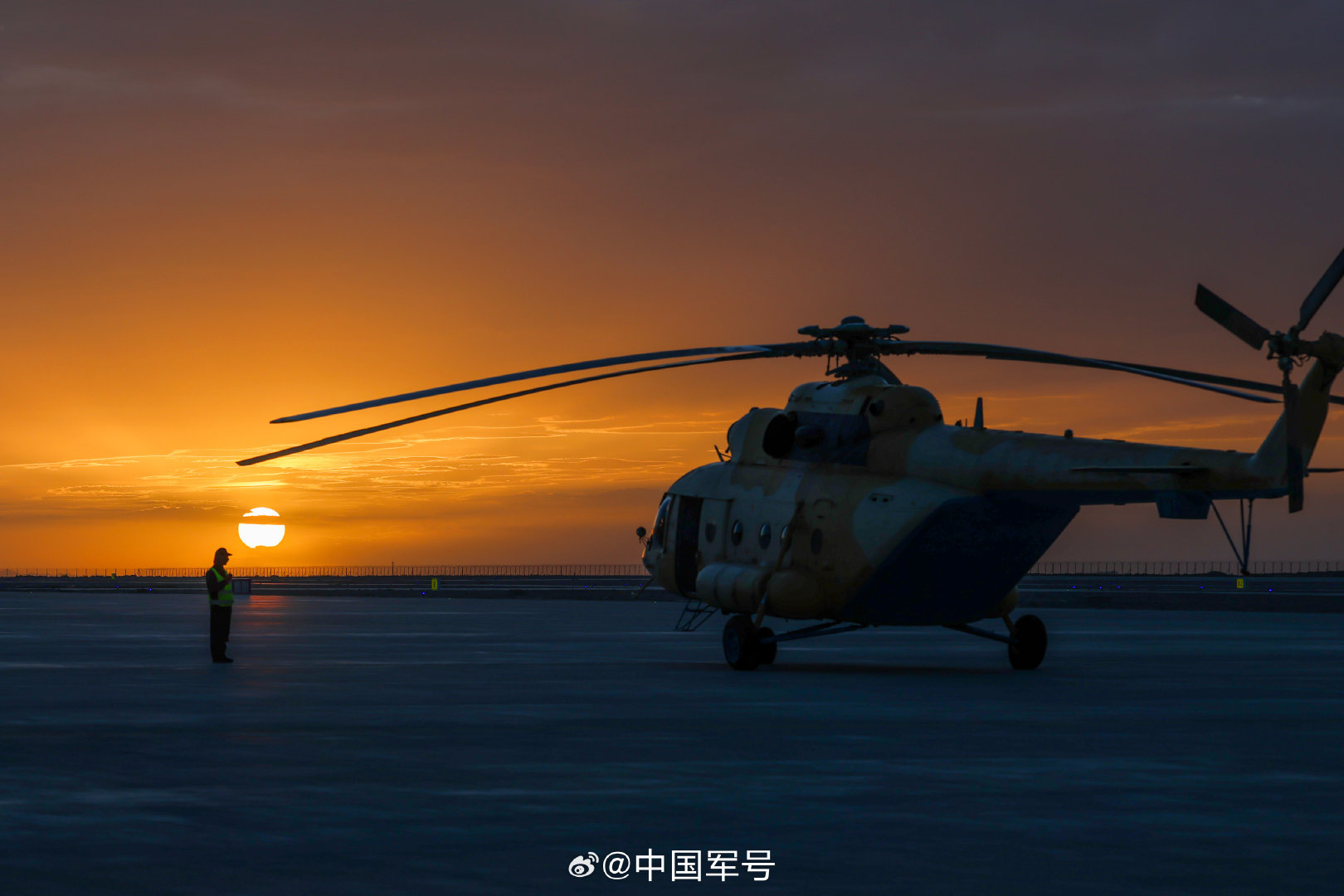 【#当战鹰掠过最美夕阳#】近日，陆军第76集团军某旅组织直升机跨昼夜飞行训练。训练采取多课目连贯实施、多特情融合嵌入的形式，全面锤炼官兵技战术水平。#军营视界#（李潇潇 严乾铭 邵博康） ​
