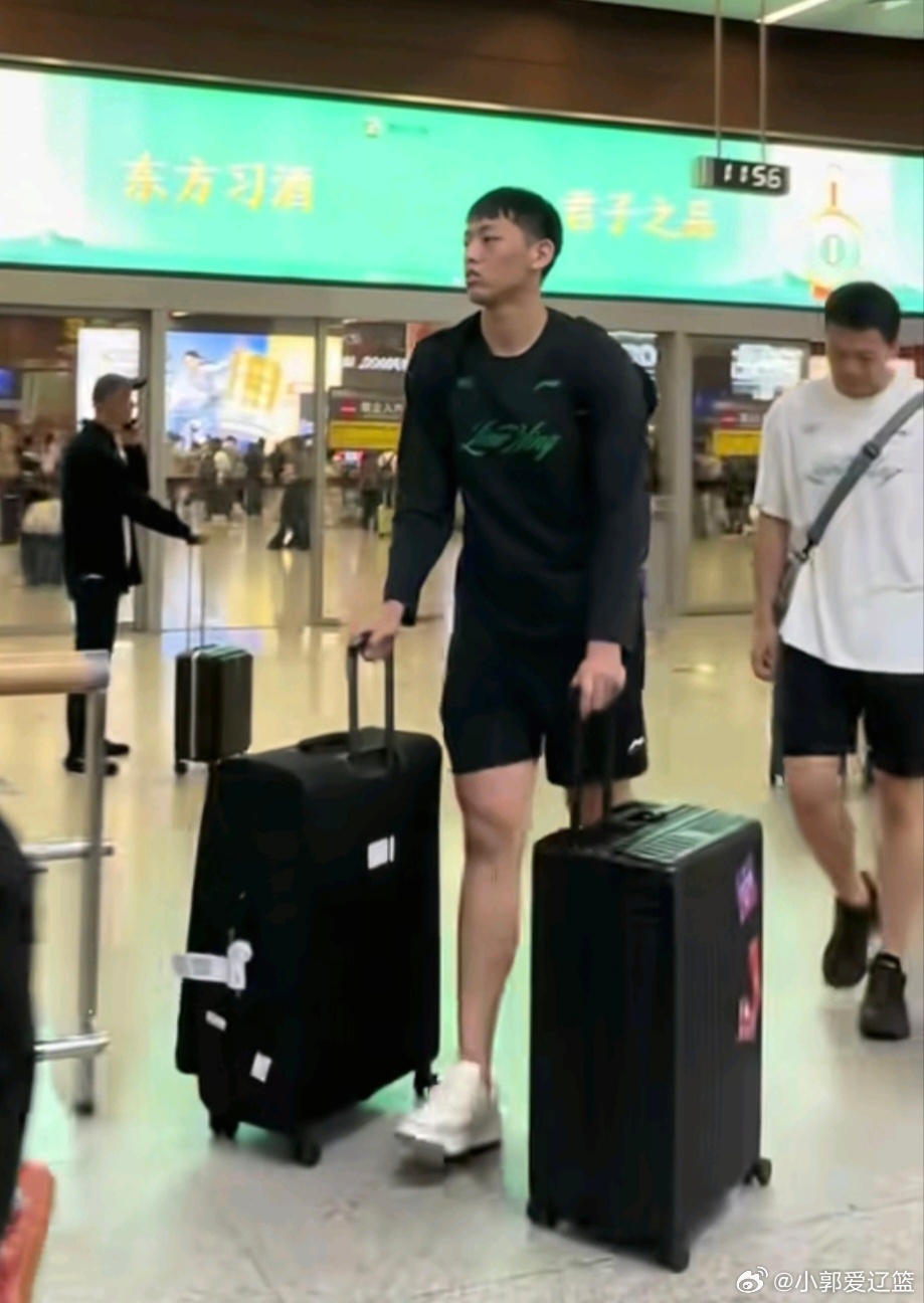 今日辽篮新闻汇总如下:
1. 辽篮今日中午从青岛返回沈阳。
2. 助教法布里斯更新ins，现场观战CBA夏联。
3. 爱德华兹抵达香港等待签证。
4. 网传库珀抵港，消息待核实。
5. 克里斯启程前往沈阳。
6. 辽宁U14 97‑75胜陕西，柳清瀚砍下38分。
7. 前辽篮主帅杨鸣现场观战大连英博赛事。
8. 前辽篮助教马丁 ​