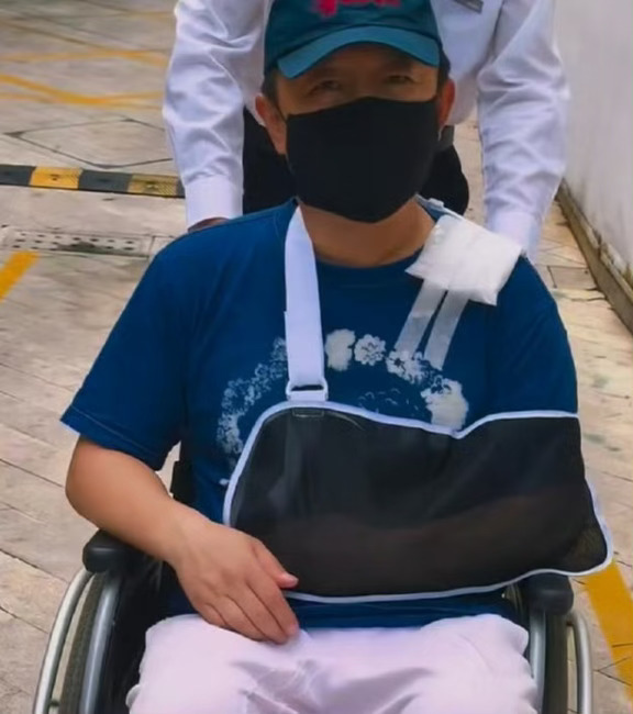 半月连摔两次！黄渤骑行摔出痛的领悟😂
