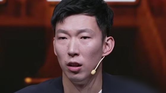周琦一句话，把CBA教练圈子的遮羞布给扯了。
他说有些教练，水平半吊子，脾气倒不小，全靠吼来立威。在澳洲NBL打球那会儿，教练都是拿数据跟你沟通，哪儿不行、怎么练，一条条摆出来。回国一看，不少教练还停留在“我是权威你必须听”的路子上。
说白了，球员不服的不是管教，是你不专业还硬摆谱。
有意思的