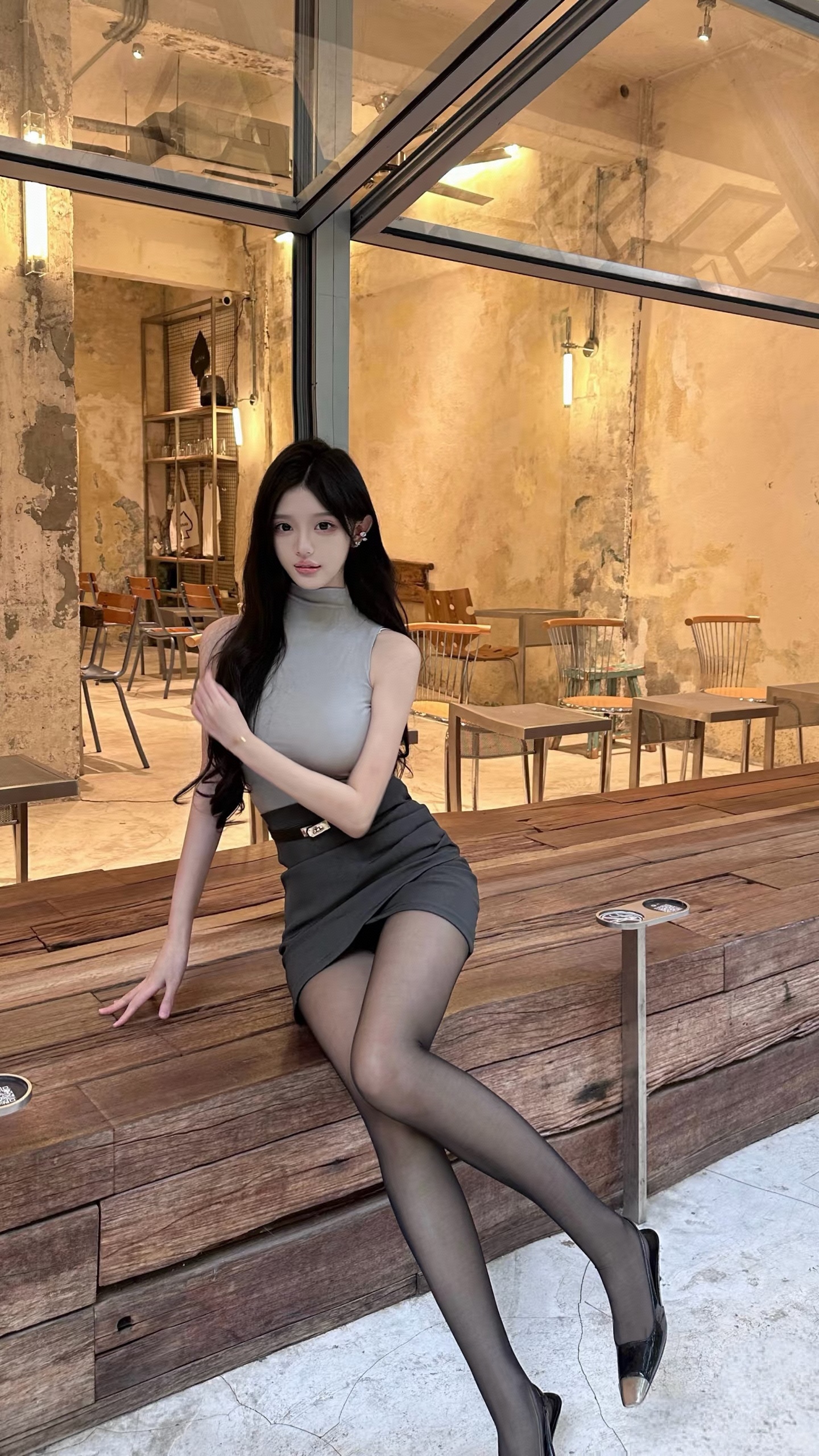 都市时尚女郎，优雅气质，咖啡馆里的一抹风景。[爱慕]