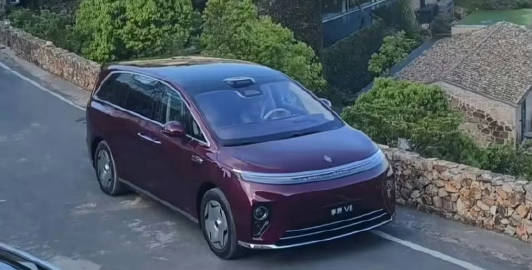 享界V8又有了一些去掉伪装的新图<br /><br />对比之前曝光的...