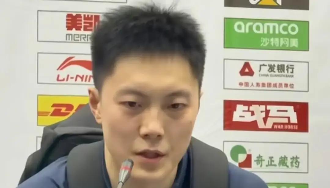 谁能想到，今晚沪粤大战还没开打，胡明轩先把广东队的姿态放到了泥土里。
面对势头凶猛的上海男篮，这位后场核心不仅大赞对手从一号位到五号位毫无短板，甚至公开坦言两队实力差距摆在那儿，广东队今晚完全没有任何输球的包袱。
曾经不可一世的十一冠王，如今碰上强敌，居然主动拿出了“光脚不怕穿鞋”的架势？
表