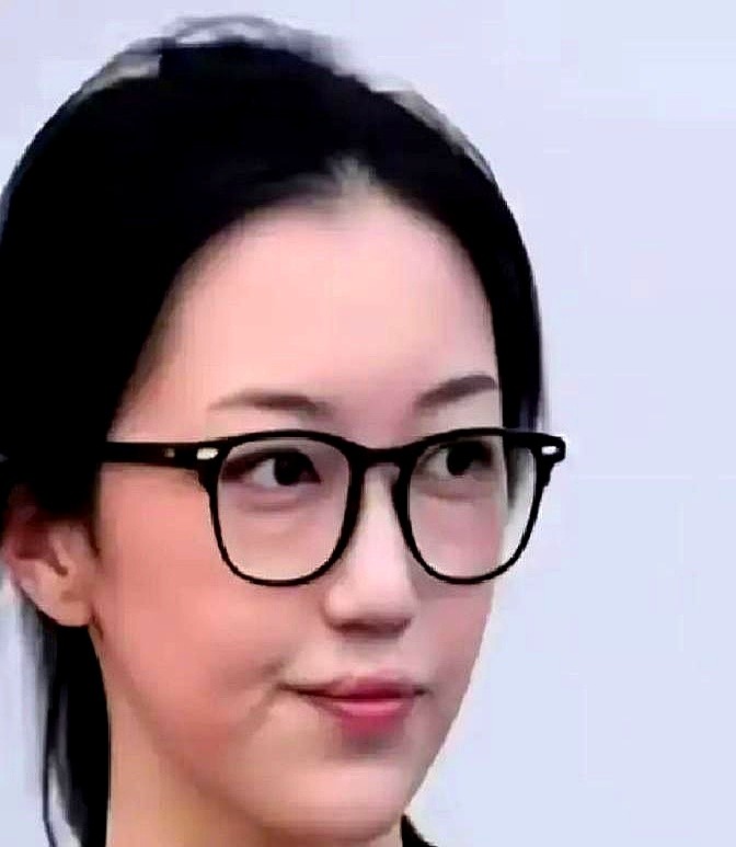 窦靖童洗掉了下巴那条惹眼的黑线，拿了最佳女配。李嫣做完唇部修复，孤身飞去伦敦学艺术。

当年这俩姑娘染发、退学、玩社交网络，满屏都在指责王菲生而不养。现在看，人家死死守住“不学坏”的底线，把选择权全塞进孩子自己手里。

女儿发新歌、办画展，当妈的从不发通稿，连个亲子综艺都不去凑热闹，只在幕后托底。孩