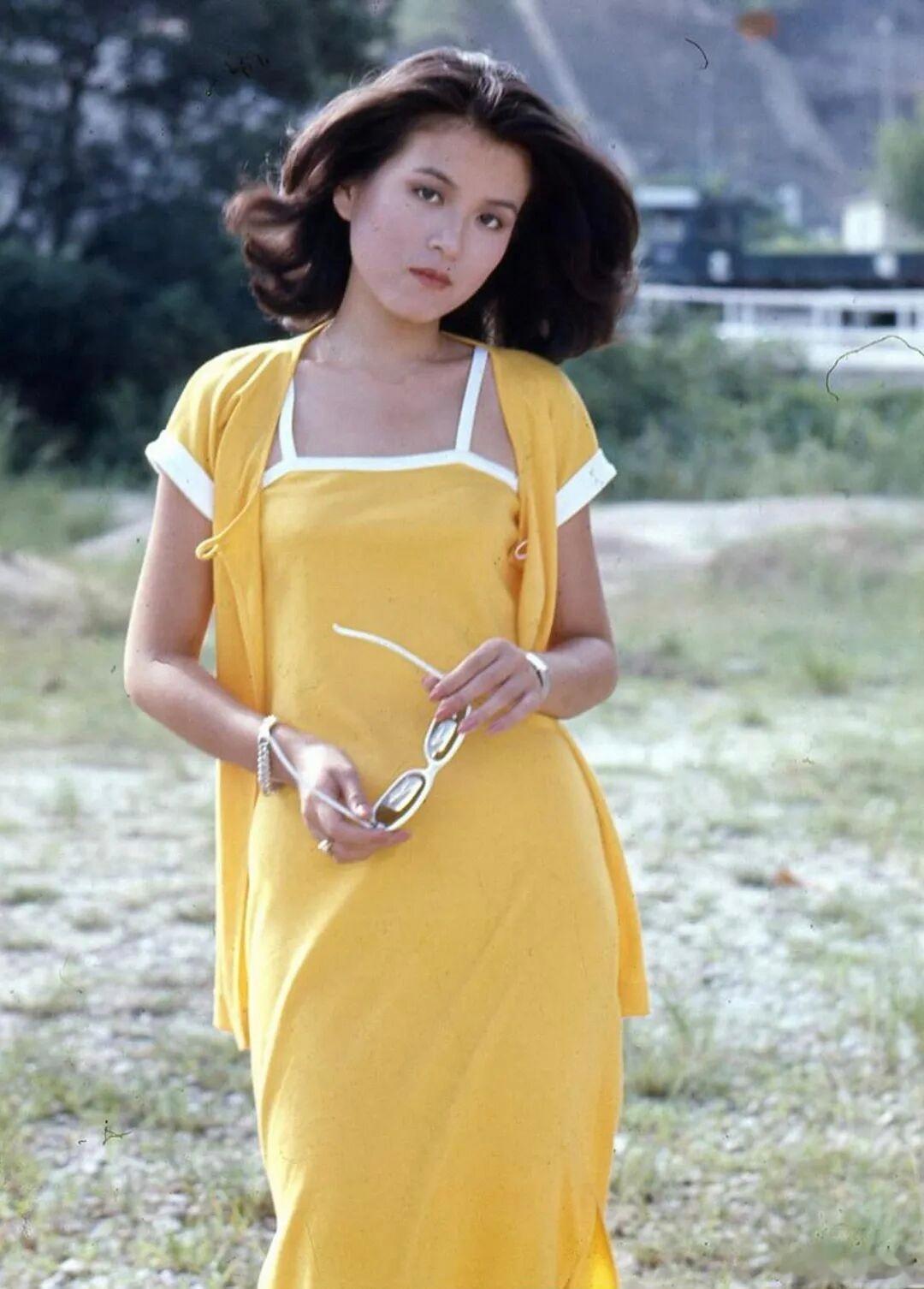 1984年的香港电影《倾城之恋》改编自张爱玲的同名小说，由缪骞人和周润发主演，主题曲是汪明荃演唱的。歌词如下：
       醉人醉目光中相聚
       灯影里共醉互相靠着睡
       温暖怀里人亦在半醉
       在闪闪红色的柔光里
       难明白你的真心
       心内全是伤感
       徐徐的起舞 旋律往心 ​