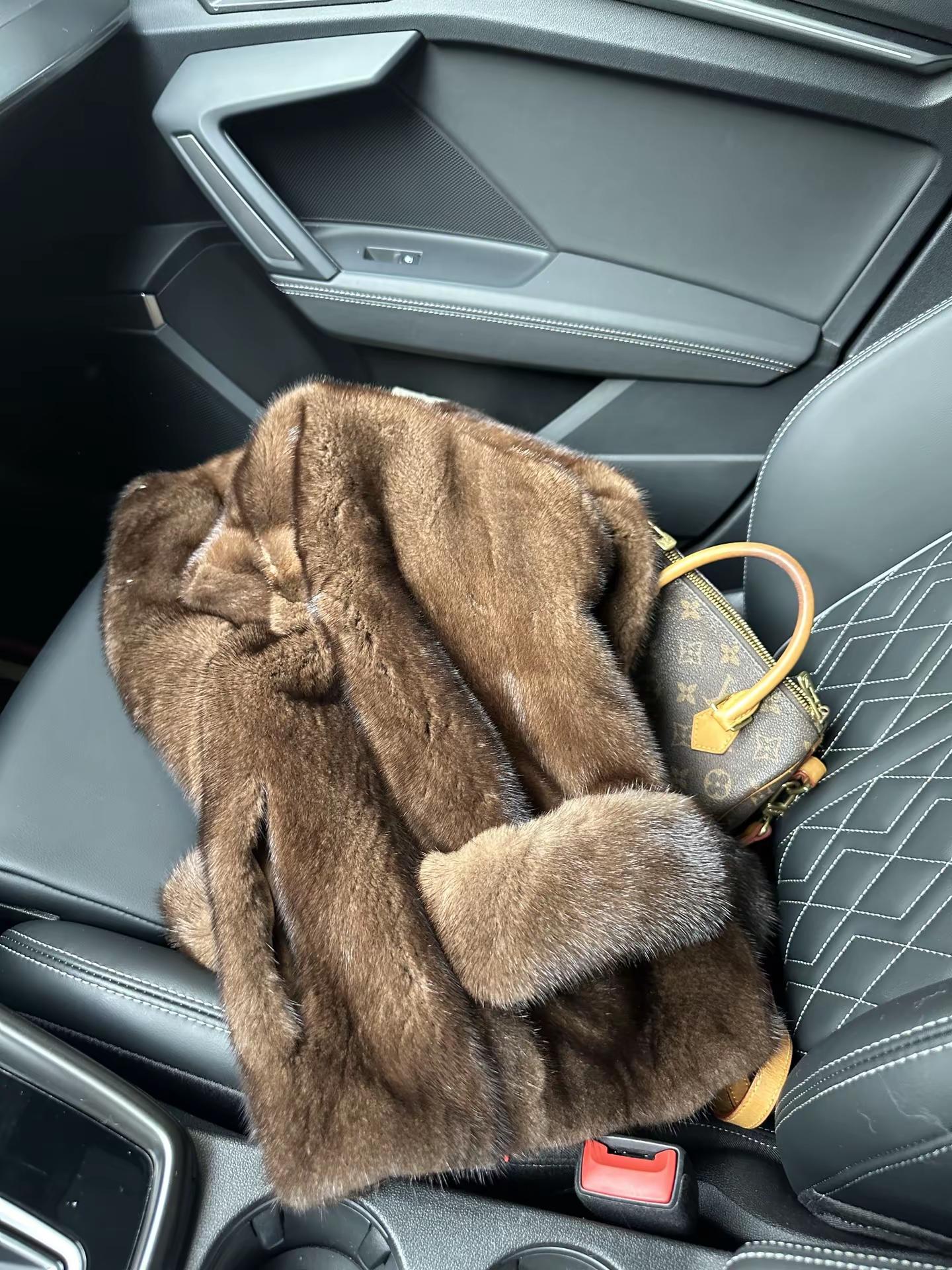 成熟女人三大标志：穿貂、买黄金、听凤凰传奇