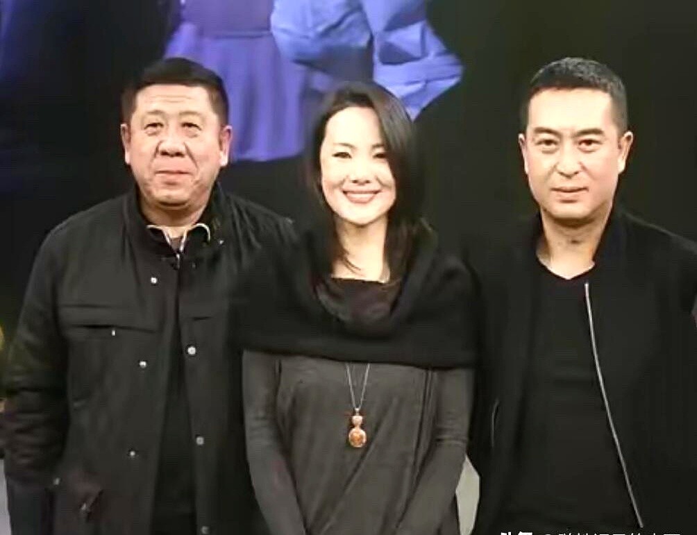 论演技，他能和张嘉益、于和伟掰手腕，可论名气，这位老戏骨连个热搜尾巴都摸不到。

镜头扫过《老酒馆》，程煜把角色演得连骨头缝里都是戏。当年《希望的田野》《不想重来》里，他往镜头前一蹲，眼神一挑，满脸写着沧桑。论真功夫，那是妥妥的天花板。

可就算手上的活儿再绝，这几年他几乎全在给别人做配。配角当多了