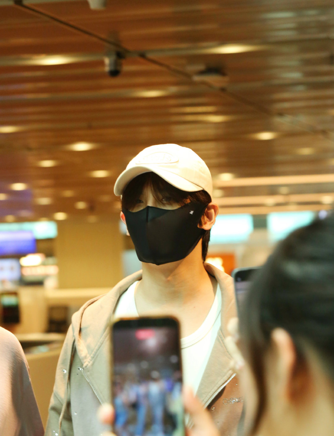#张远[超话]#  
✈️
20260919新加坡
SIN出发🪶

鸟鸟大王要顺利回国啦
#张远新加坡人气# ​