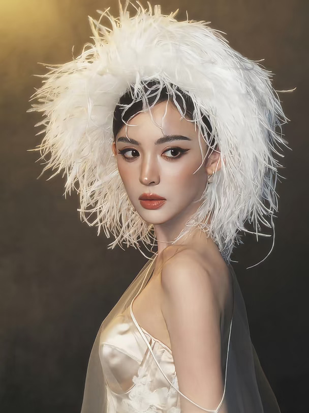 纯白簇拥肩头，于月圆之夜借一抹光，把梦穿在身上，此刻的出发，是这场梦境最盛大的序曲#娜扎 #时尚造型 #BAZAARGALA2026##超级玩家芭莎之夜