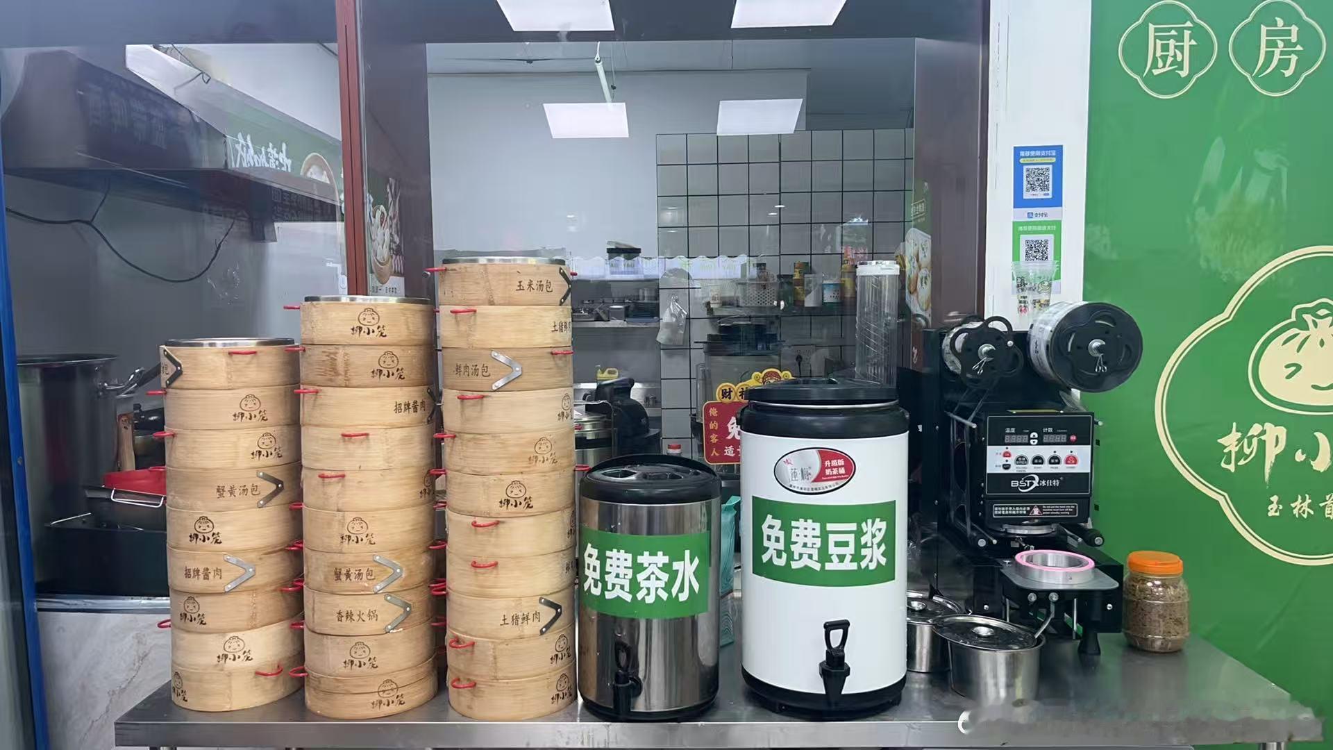 店铺位于玉林市玉州区江南大道南兴广场天天鲜果对面，繁华地段，面积65平...