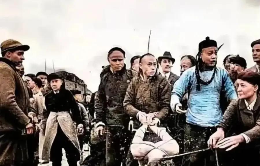 左宗棠把宁夏匪首马化龙一家三百多口全宰了，这事在当年西北地界炸了锅。马化龙出身宗教世家，在金积堡就是土皇帝，手里有粮有枪还捐了官。
 
马化龙的降书送到兰州时，左宗棠正在用晚膳。他接过信，展开扫了一眼，便搁在粥碗旁。副将刘锦棠按着刀立在一旁，等大帅的示下。左宗棠夹了一筷子腌菜，慢慢嚼完，才开口：“他
