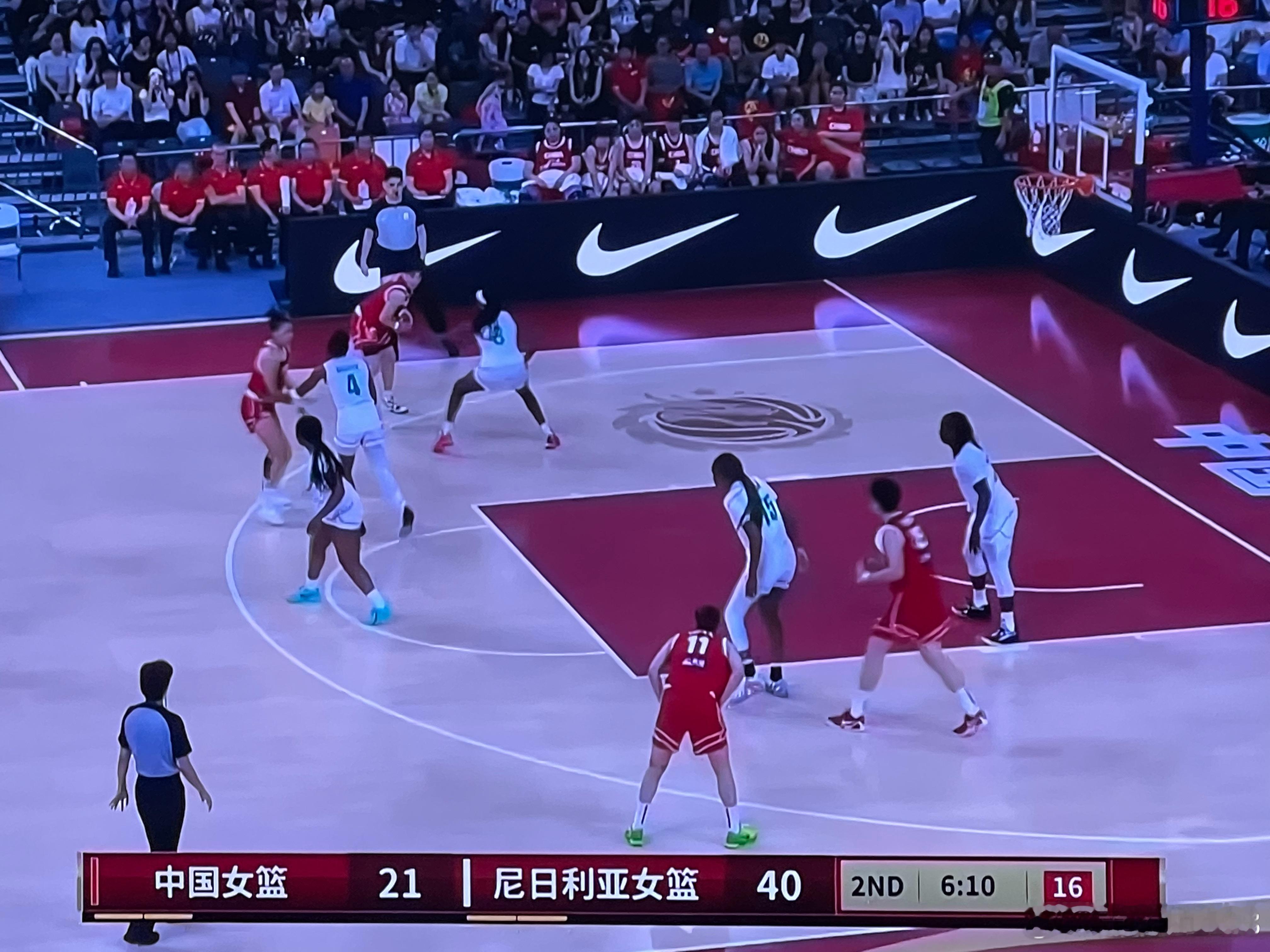 中国女篮的第三场热身赛，少了张子宇和王思雨的阵容面对尼日利亚女篮场面尴...