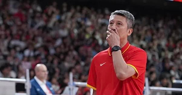 不打分，就是最响亮的甩锅！
中国男篮创下亚运历史第二差战绩，郭士强赛后一句“所有人都非常辛苦”引爆舆论，官媒半月谈直接下场定性：中国篮球不需要“辛苦叙事”！
这事儿得从头捋。名古屋亚运会，中国男篮半决赛77比97惨败日本，一度落后35分，创队史对日本最大输球分差。赛后记者问他给自己打几分，他回答“不