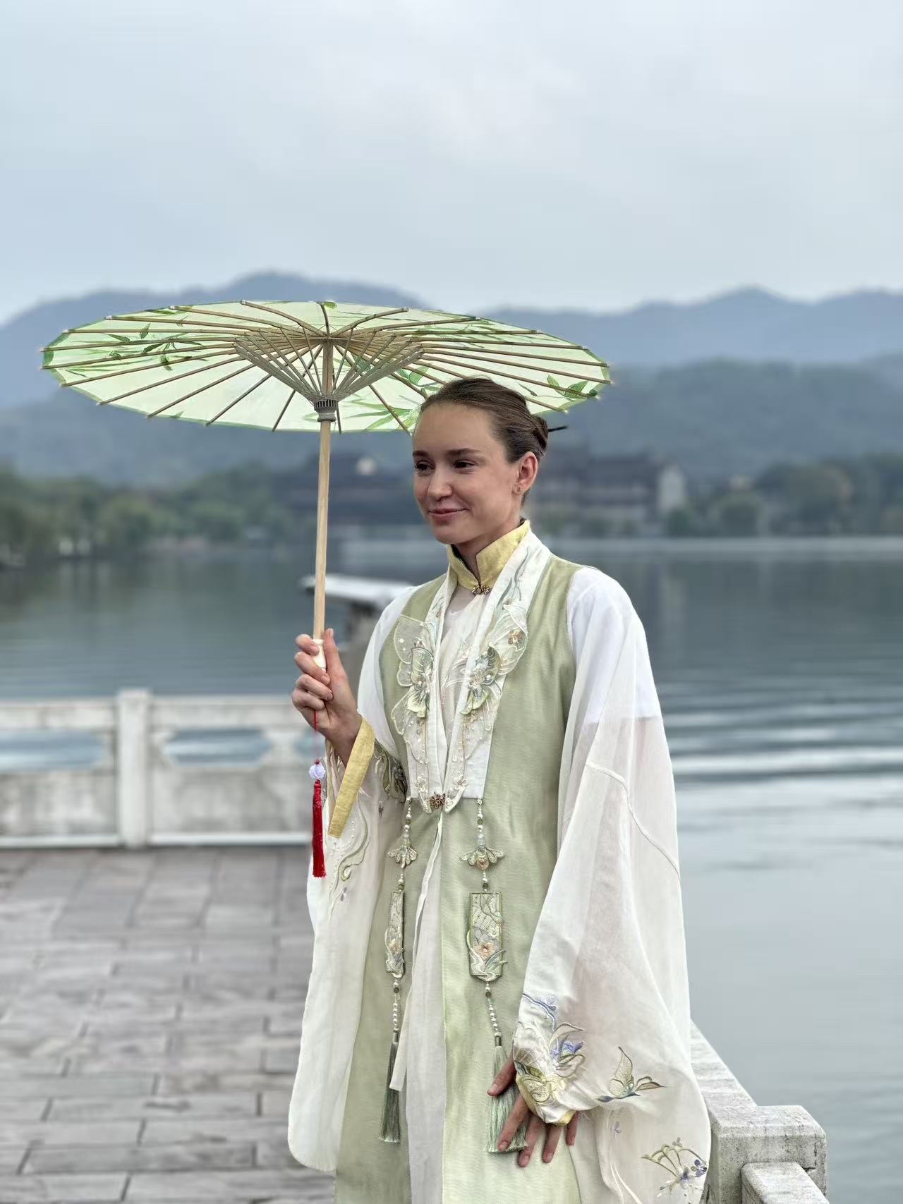 莱巴金娜在宁波东钱湖拍写真，她这种淡颜实在太适合古装了，烟雨江南，人美景也美。运动员真正被看见，归根结底还得靠成绩；顶级实力再加上美貌加持，娜娜的呼声自然越来越高。

东钱湖月波书楼那组照片传开的时候，我正刷着宁波公开赛的官图。莱巴金娜撑一把油纸伞站在湖边，汉服的颜色不抢眼，衬得她整个人很静。旁边有