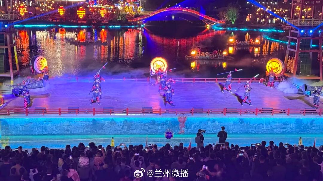 礼赞国庆盛景，点亮大河灯火✨甘肃夜游好去处白银靖远水街二期正式开街！文旅中国行同城热点创作计划 《大河长灯》实景演艺、非遗打铁花、烟花瀑布、千灯巡游轮番上演，黄河古渡灯火璀璨，沉浸式感受陇原风情。活动持续至 10 月 5 日，黄河沿岸夜游新地标，国庆打卡安排！
