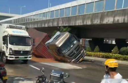 #福建新闻# 【福建厦门一高架桥下地下水管爆裂致路面坍塌】10月11日13时许，福建厦门同安区同翔大道高架桥桥下，一辆行经此处的大货车遭遇路面突然塌陷，车辆瞬间失衡发生侧翻。
     现场视频显示，涉事大货车侧翻后货箱完全倒扣、车头严重倾斜，塌陷路面溢出大量黄褐色液体。相邻车道多辆货车发现突 ​