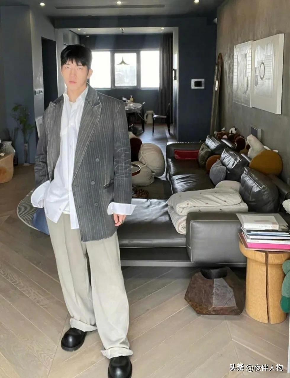 白敬亭说，第一次去井柏然家，被吓到了。家里不仅没有吊灯，进去之后乌漆麻黑的，墙面的颜色也太深了，甚至沙发后面墙上的那个抽象娃娃画都显得格外诡异。
说起来，这两个人至今都让人想不明白是怎么走到一起的，但不得不说，井柏然的几个哥们确实都非常搞笑，白敬亭和他放在一起更可以说是绝配，那种奇妙的默契和气场总能