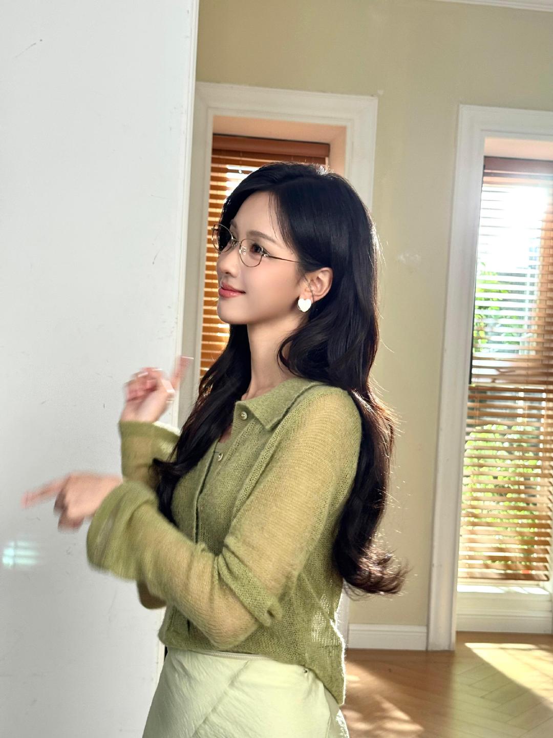 #陈都灵[超话]#  
每一张都美得惊人 ​