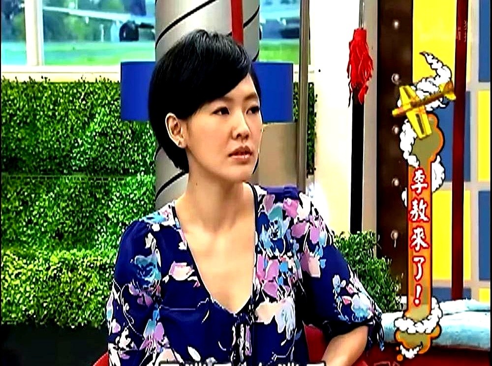 2011年的《康熙来了》现场，李敖指着蔡康永的鼻子骂他是“逃兵”。

李敖直言他糟蹋平台。蔡康永坐拥两岸顶级的曝光位，整天就是吃喝玩乐聊八卦。面对步步紧逼，他强行打圆场忍了下来。

四年半后，节目停摆。

李敖又补了一刀，批他“12年蹉跎，俗化两岸”。

被连着骂了十几年，蔡康永从不接招。他最后只回