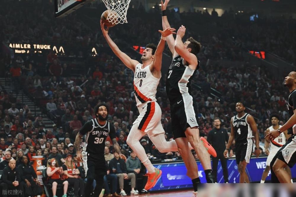 季后赛1个板，球队惨遭逆转，杨瀚森被波特兰媒体公开处刑！ 领先15分...