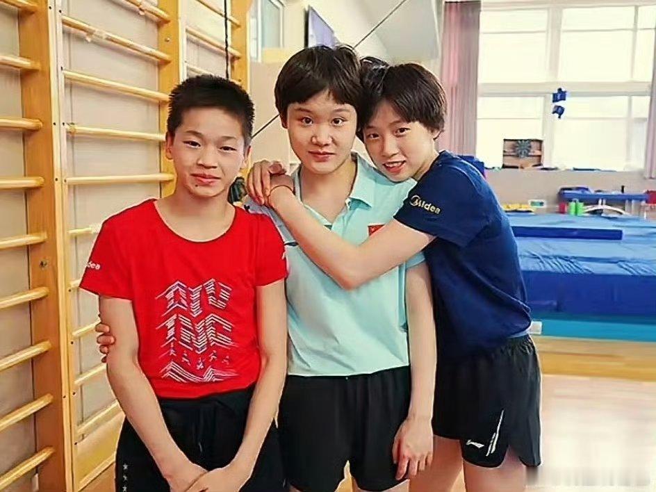 #全红婵为鼓励张家齐直播间刷礼物#
从数百人到10万+，全红婵用“榜一大姐”的身份，为退役直播首秀的师姐张家齐送上了最暖的鼓励。一句“姐姐加油”，是友谊最好的证明。 ​​​