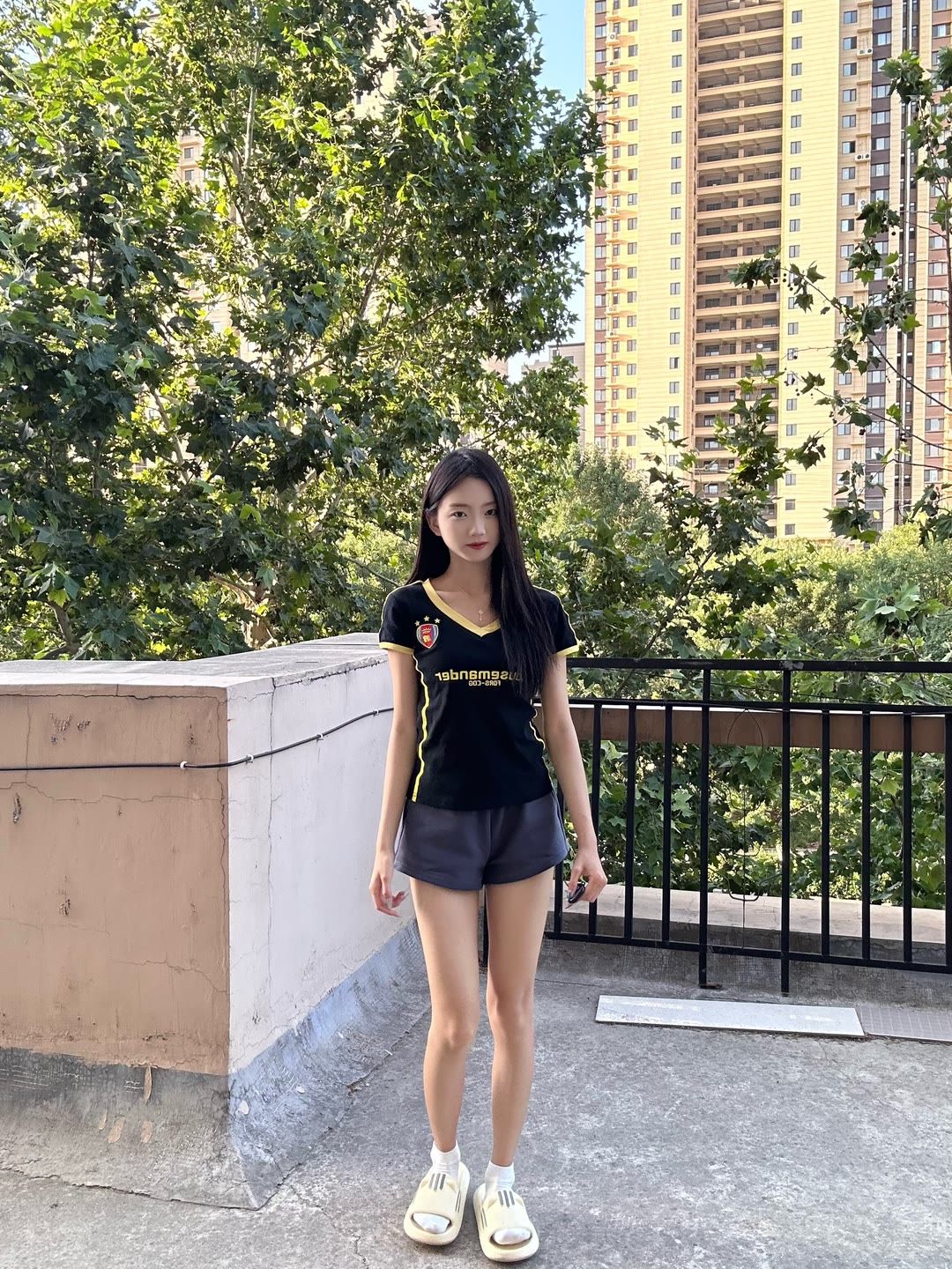 夏日运动风少女穿搭超有活力！今年运动风穿搭超火，时髦减龄还显身材。 瑜...