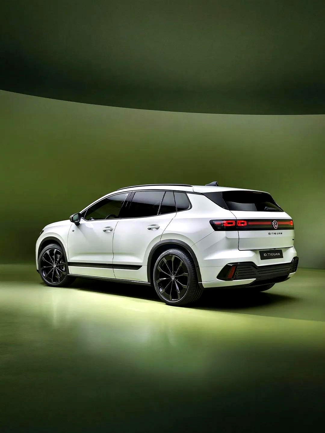 10月13日，大众在欧洲正式开启预售新款纯电SUV ID. Tiguan，起售价42695欧元，折合人民币大约32万。
 

这款车直接取代了之前的ID.4和ID.5，基于MEB+平台打造，一共推出四款配置。
 

海外卖三十多万的车，到了国内能不能打得过现在的国产新能源，心里真得画个大问号。