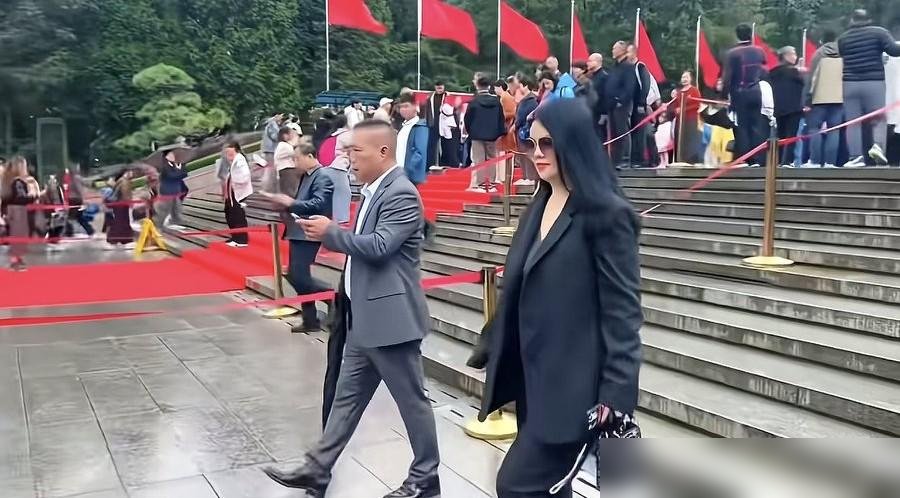 李湘在韶山被拍了，旁边跟着个中年男人，她连笑都没给一个。
穿一身黑西装，脸绷着，粉丝上去想合个影，直接黑脸拒绝。网友说那西装皱巴巴的，一点不像以前那个浑身大牌的李湘。
但这几个月她确实瘦狠了，下巴都尖了。国庆前还在醴陵看陶瓷，再往前半个月，人又在新加坡陪王诗龄逛街。
半年前账号集体异常，公司注