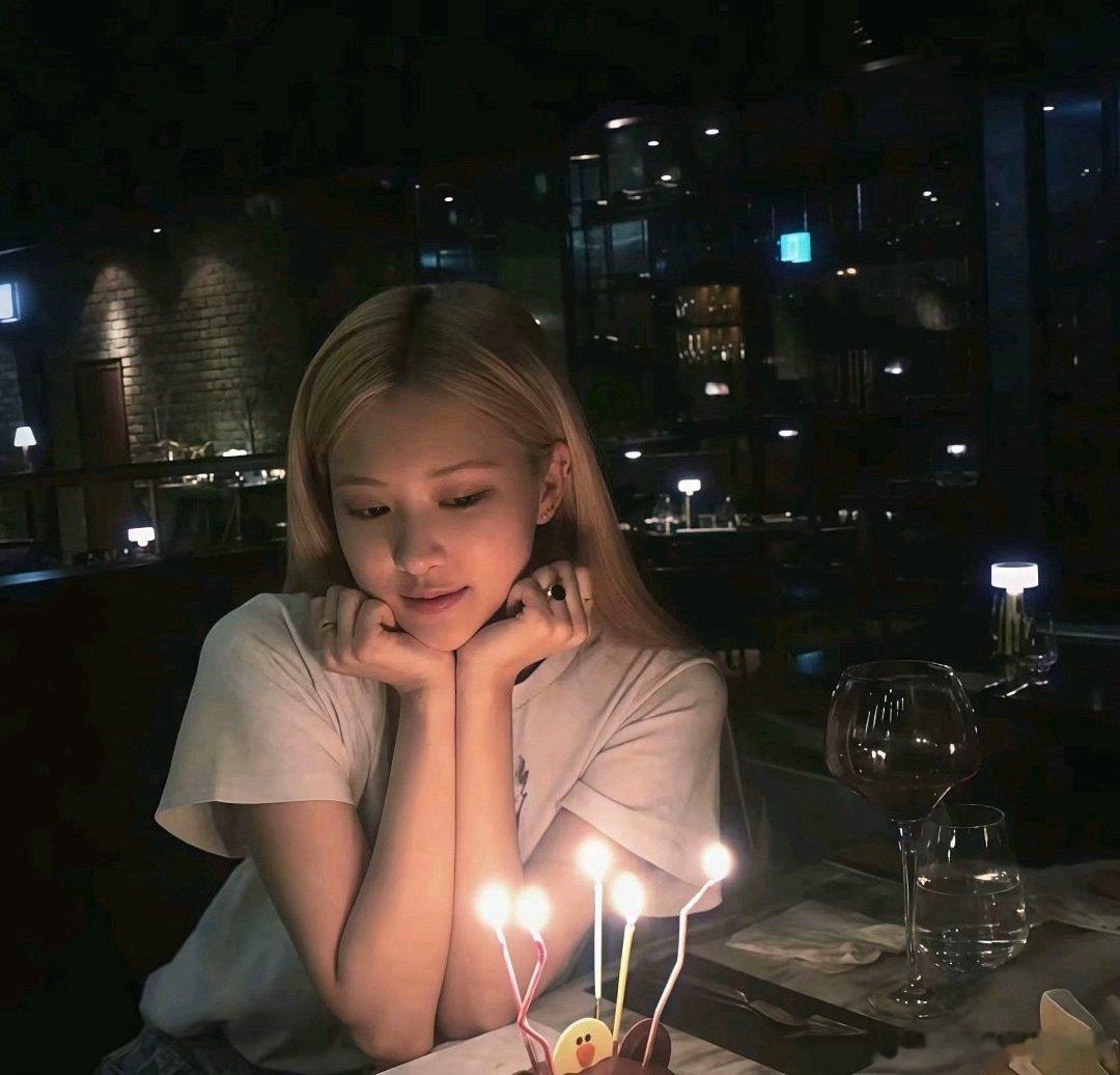 #ROSÉ[超话]#  Hellooooooooooo 带你看朴彩英 ​