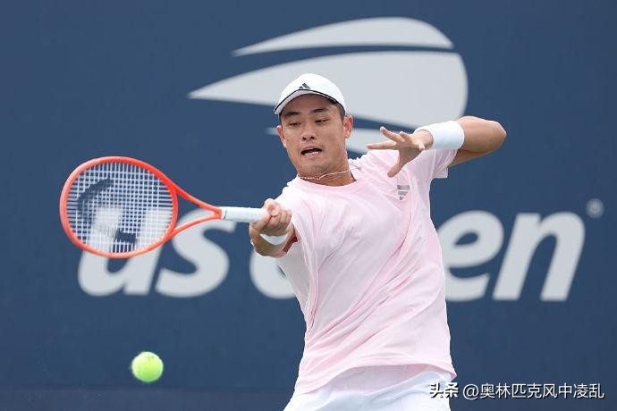 中国网球军团三人创关成功，美网再创佳绩


喜大普奔啊！郑钦文、王欣瑜和吴易昺三人美网首轮突围成功，晋级第二轮！第二轮郑钦文可能遭遇本西奇，胜率不小。王欣瑜挑战卡林斯卡娅，颇有难度。而最有可能闯进第三轮的是我国网坛男单一哥吴易昺。