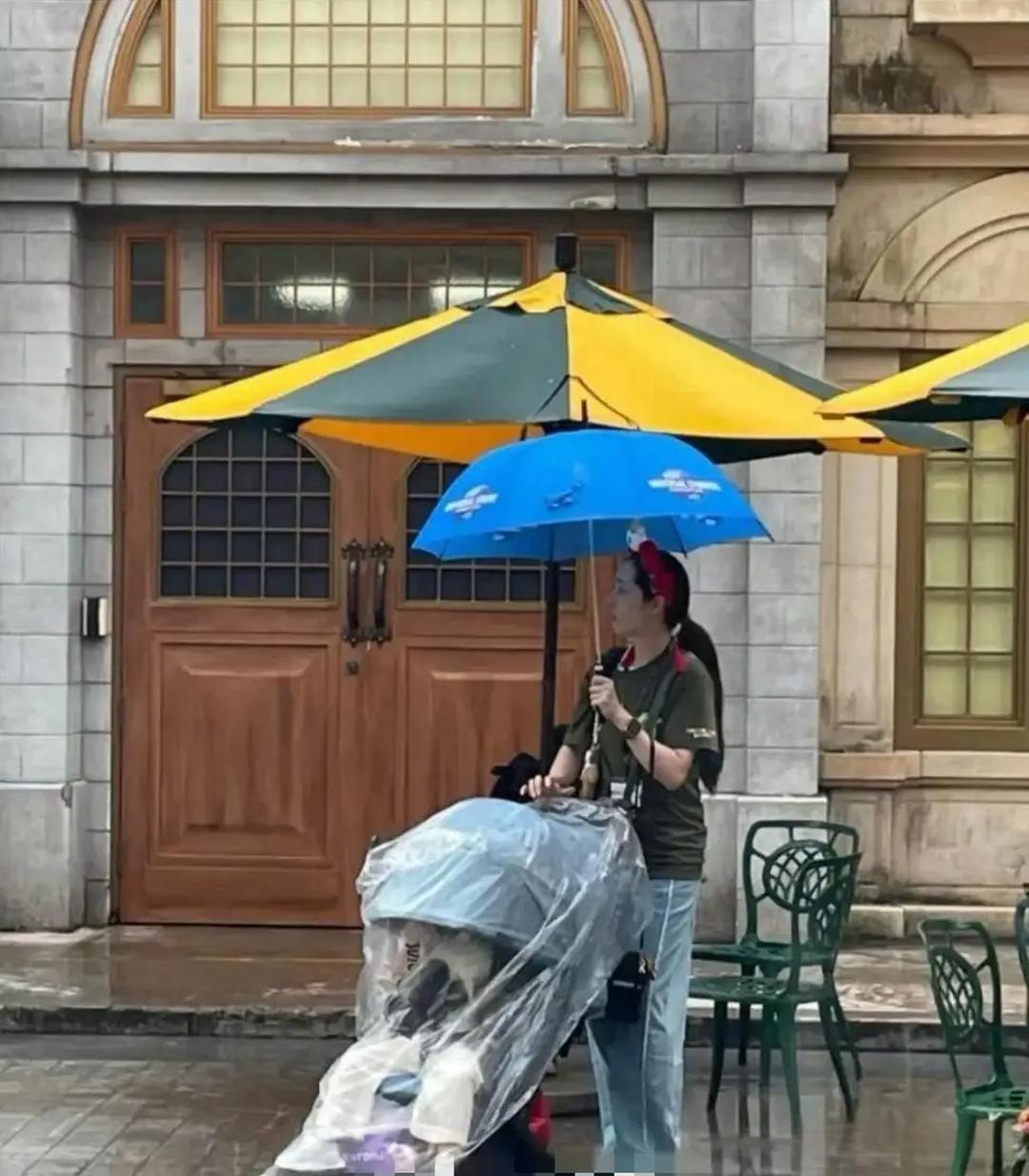 郭碧婷算豪门中比较朴实的妈妈了，这个装备一看就是亲自带孩子的样子，大包小包的挎着。