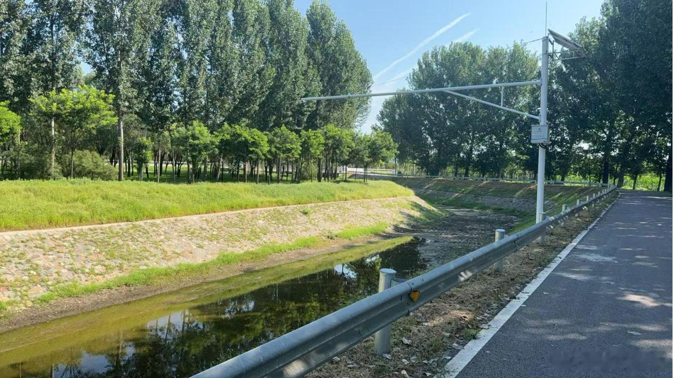 顺义区新建16处在线水文监测站投入使用 自动化“前哨”织密水旱灾害防御网

为补齐区域水文监测短板、提升防汛减灾与水资源管控能力，日前，顺义区水务局新建的16处在线水文监测站已正式投入运行。

新建的16处站点主要布设在辖区主要河道、重点闸坝和行洪排涝关键节点，并配备雷达测流、雷达水位计、 ​