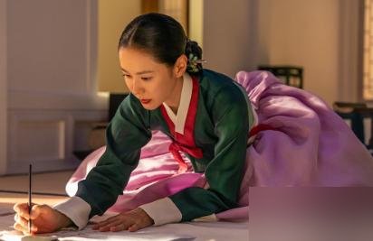 池昌旭拍完那场床戏，自己都说“预感会被骂，但值了”。结果剧一上线，骂声真来了，却不是冲他的身材。
扒开《挑情丑闻》第7集那场戏，全是流水线操作。肉色连体衣打底，替身先滚一遍，关键部位CG合成，最后再贴脸。你看到的“全裸”，没一块肉是真豁出去的。池昌旭2016年拍《THE K2》时，也是这套流程，那