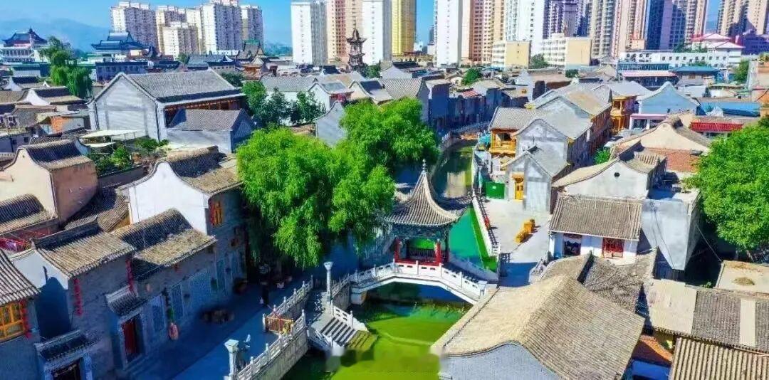 🌕月满陇原，古巷知秋｜临夏八坊十三巷打卡甘肃古建街区唐宋起，明清成。八坊十三巷巷道纵横，回族砖雕、汉族木刻、藏族彩绘荟萃一堂。中秋入巷，看民俗、品美食、赏非遗，初秋绿意点缀古院，河州烟火，温柔团圆。文旅中国行同城热点创作计划 ​​​