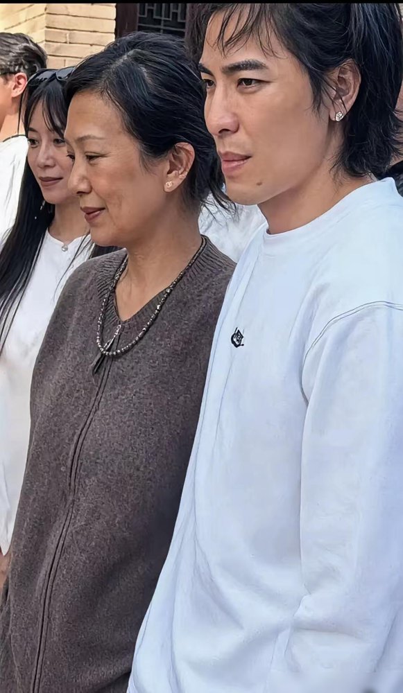 萧敬腾又上热搜了，这回是被拍到跟51岁老婆林有慧在巴塞罗那街头吃冰淇淋。
素颜，白发没染，眼角皱纹全在。旁边萧敬腾戴着棒球帽，看着跟二十几岁小伙子似的。
评论区直接炸了，有人说像妈带儿子，有人骂他装嫩。
可这帮人不知道，林有慧给萧敬腾当了十几年经纪人，从他一无所有带到金曲歌王。他抑郁症最严重那