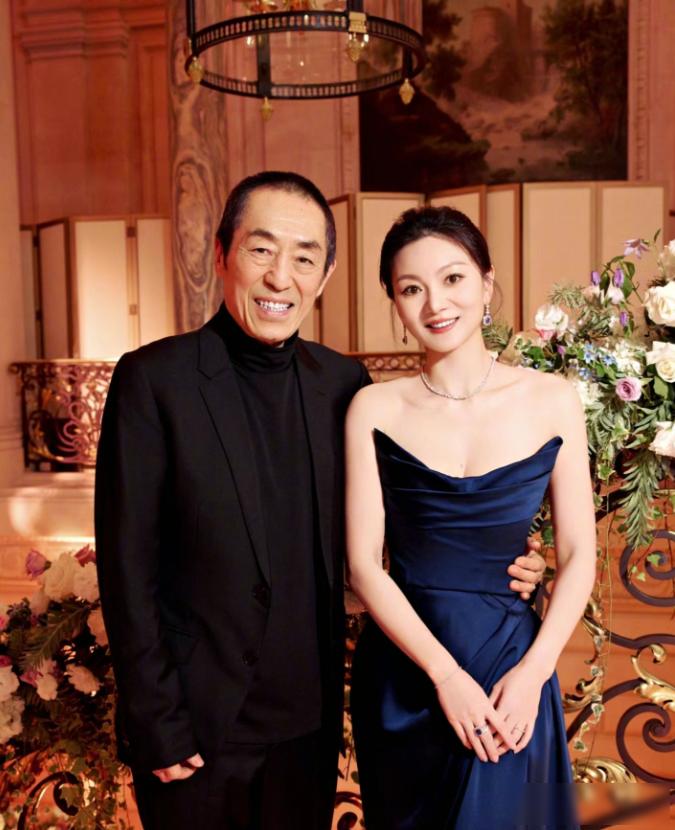 2001年，19岁的陈婷正在上课时，突然感觉一阵恶心呕吐，同桌问她：“你怎么啦？”陈婷撒谎：“可能昨晚被子没盖好，感冒了。”其实，她有一种预感，肚子里怀了张艺谋的骨肉。

2001年深秋，教室里陈婷捂着肚子冲向洗手间，同桌跟在后头问她怎么了，她随口说感冒了，心里清楚肚子里怀着张艺谋的孩子，那年她刚满