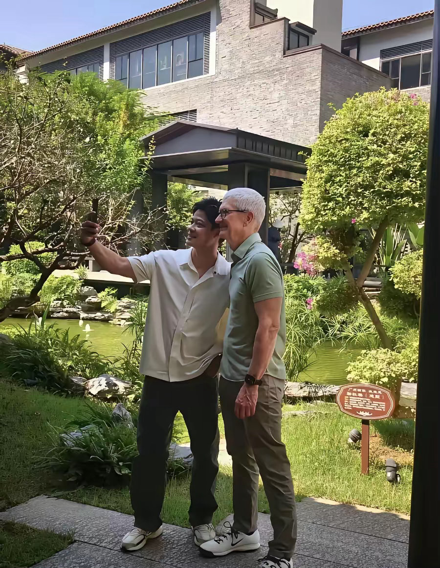 库克到广州，居然和没代言过苹果手机的苏炳添一起在广州酒家吃饭，二人在饭店合影热聊，库克的身材真不错。 ​