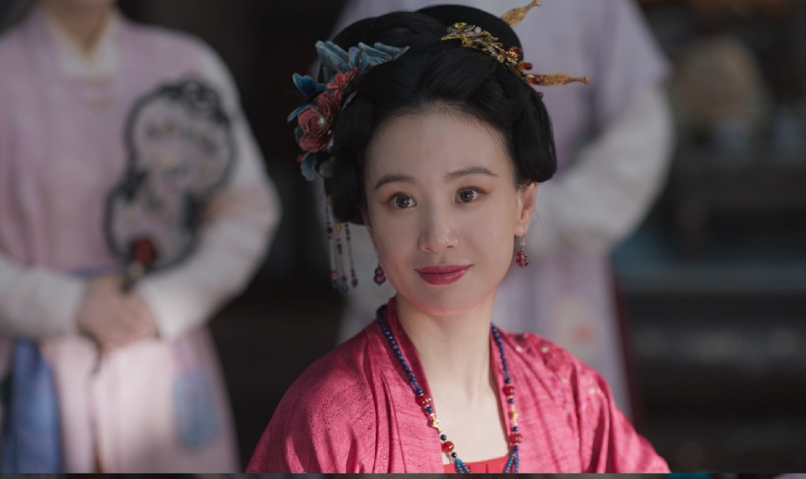 谁能想到！刚靠《兰香如故》彻底洗白、口碑大翻盘的李梦，热度还没捂热，就再度塌房翻车！
 
一大堆陈年片场黑料被网友重新扒烂，争议刷屏全网，舆论直接两极分化，吵到停不下来！
 
这次风波的导火索，是网上曝出的《墨雨云间》片场旧瓜。有业内博主爆料，李梦当初进组开机第一天，就直接大幅迟到，整整让剧组等了好