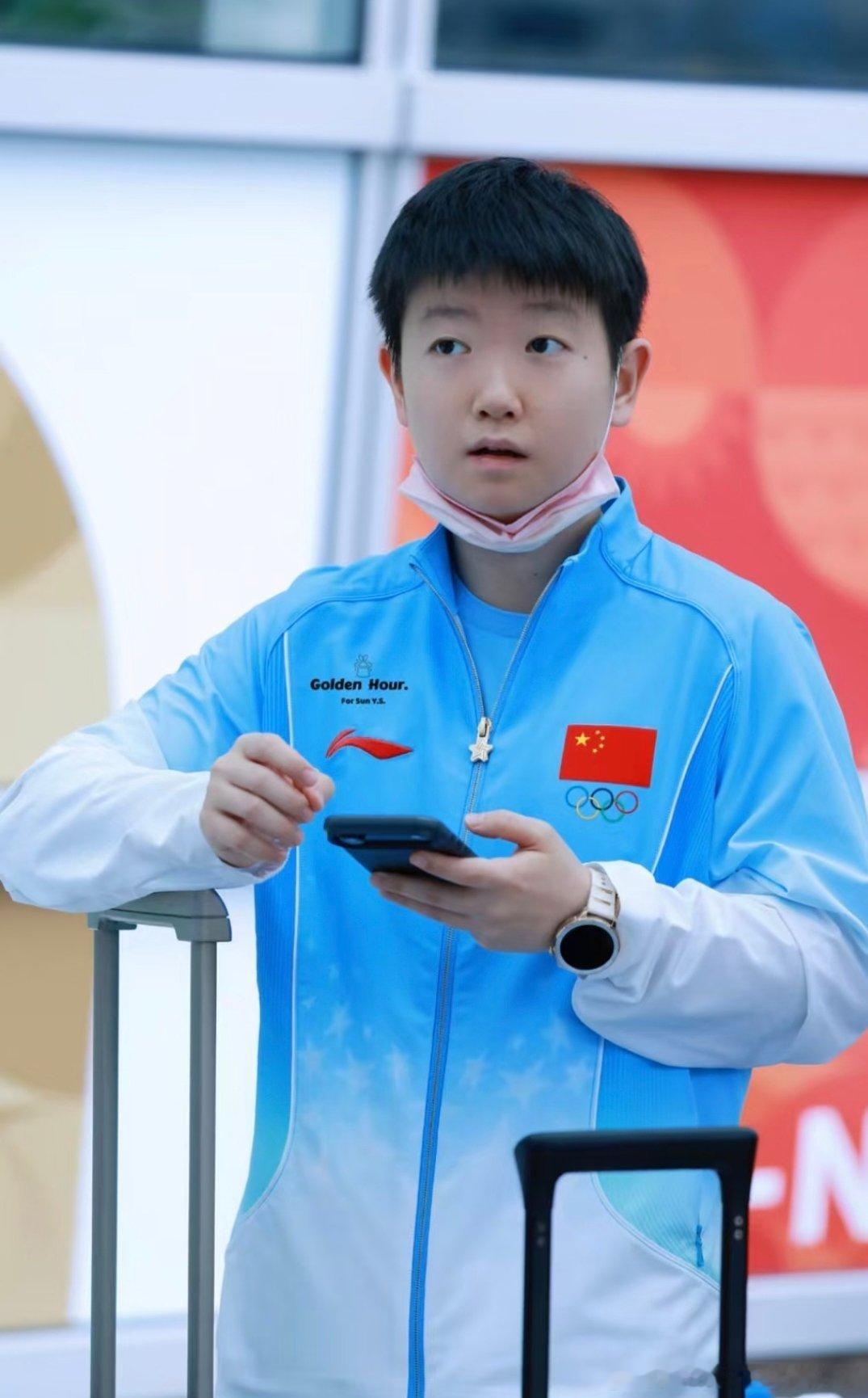 多国队伍一同滞留，中国代表团各个项目运动员，都见缝插针活动身体，强大自律让人动容。#孙颖莎被困机场练金鸡独立##孙颖莎滞留机场6小时做拉伸##曝国乒落地名古屋被困机场# ​