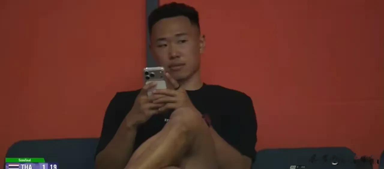 前中国男篮球员贺希宁多次出现在亚运会女排赛场，明眼人一看就知道中国女排中有贺希宁中意的恋人。能够远赴日本，跨界观看女排比赛，就是为了一睹恋人的风采，这种大胆追求个人幸福的行为值得赞赏。追求自己的幸福无可厚非，祝愿贺希宁能够尽快实现自己的愿望。