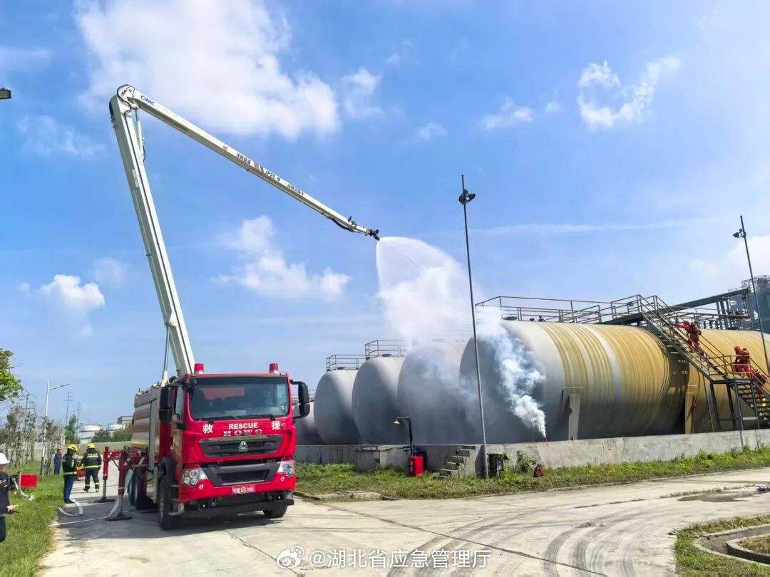 #湖北应急动态#【天门：开展危化品泄漏综合应急演练】近日，天门市在岳口工业园内举行危化品泄漏综合应急演练。演练模拟某企业罐区甲基三氯硅烷500立方米卧罐阀门泄漏，导致1名巡检人员中毒晕倒、1名救援人员在撤离中遇险的紧急情况，通过应急处置、园区应急、联动救援、应急收尾等环节演练，进一步提 ​