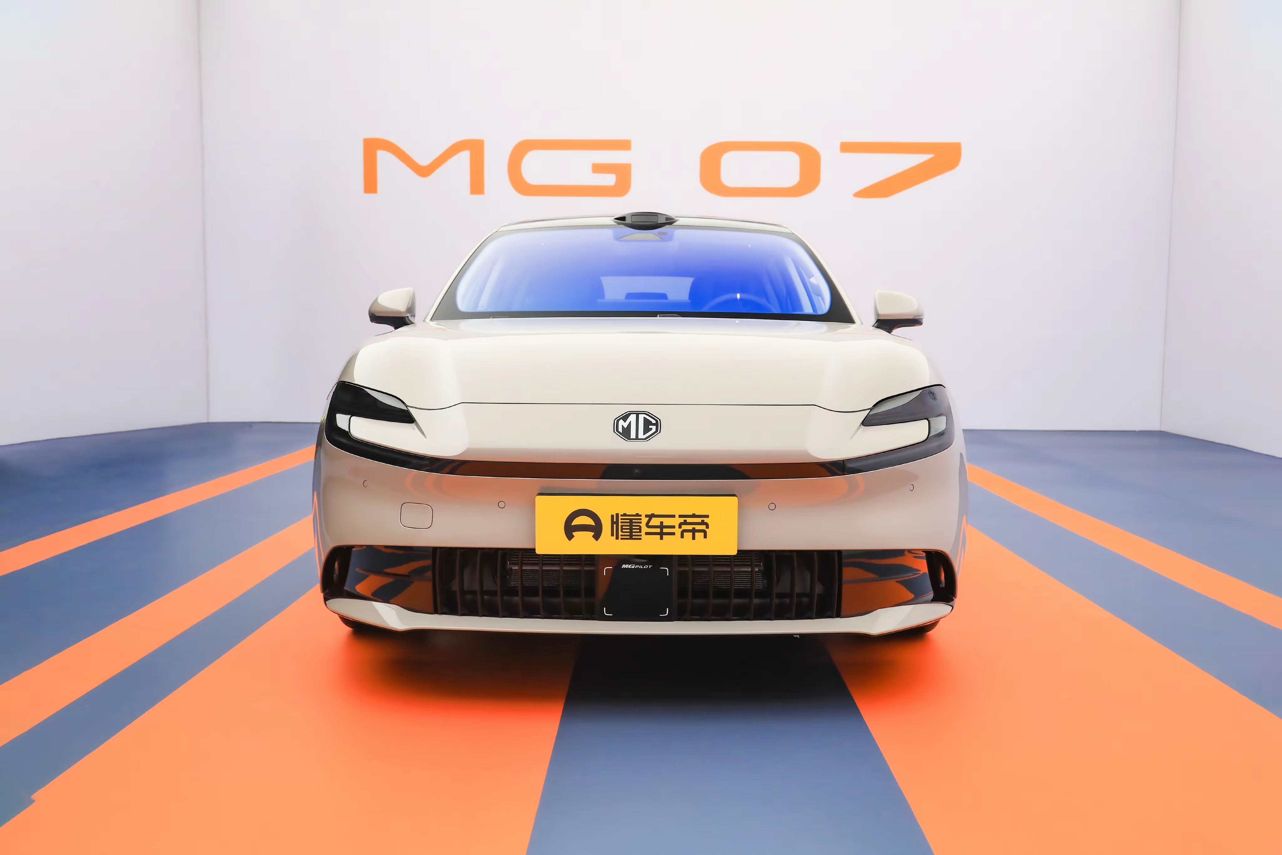 MG 07亮相2026成都车展，延续MG兼顾运动外观与家用属性的风格，是品牌面向主流新能源市场的轿车产品。底盘调校保留一定欧系车的紧致感，没有完全偏向软乎乎的舒适取向，外观设计也更年轻化。在一众主打极致舒适的家用电车里面，它愿意保留一点驾驶乐趣，这点比较特别。我的看法是，适合喜欢轿车造型、偶尔愿意主