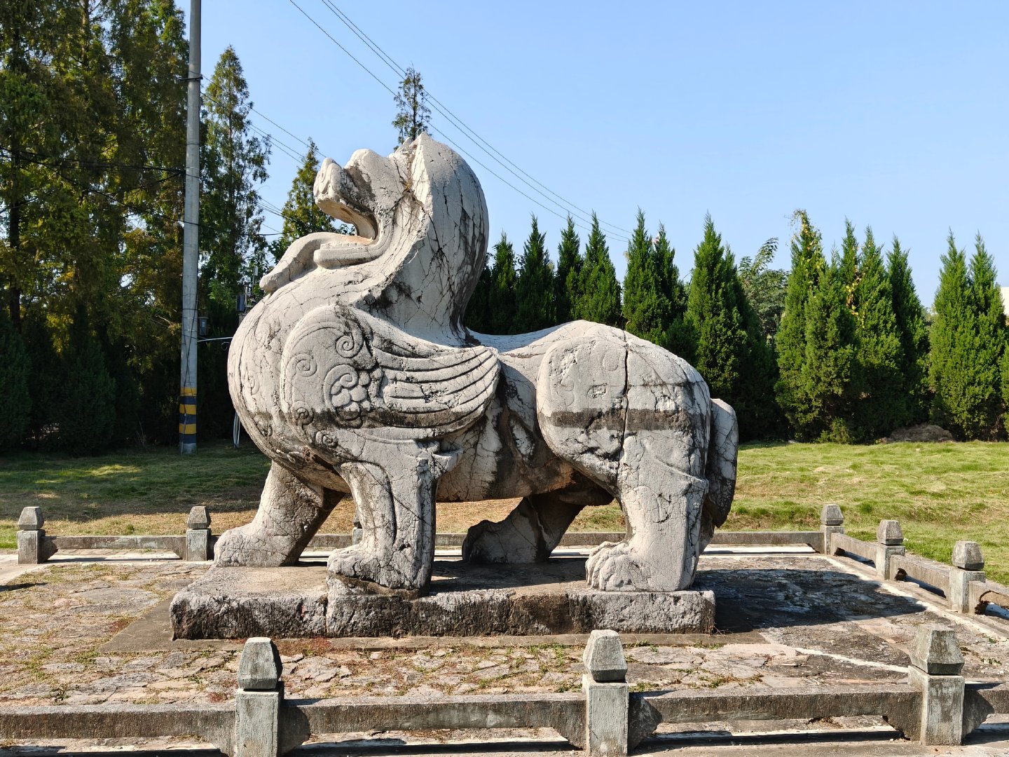 萧景墓神道辟邪右刻。南京地铁六号线开通了，去栖霞看南朝石刻，也更加便捷！  ​