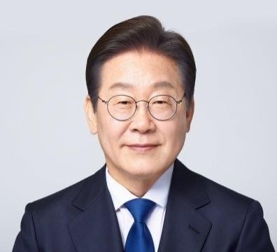 韩国总统李在明10月2日公开喊话乌克兰，要求对方就泄露朝鲜战俘移交信息一事正式道歉，否则将采取进一步措施。事情的根子要追溯到9月23日，泽连斯基在联合国大会上当着全世界的面，把两名朝鲜战俘已移交韩国的事直接捅了出来。可青瓦台随后披露，当初是乌克兰自己先提的保密要求，怕影响战俘交换，韩方才同意低调处理