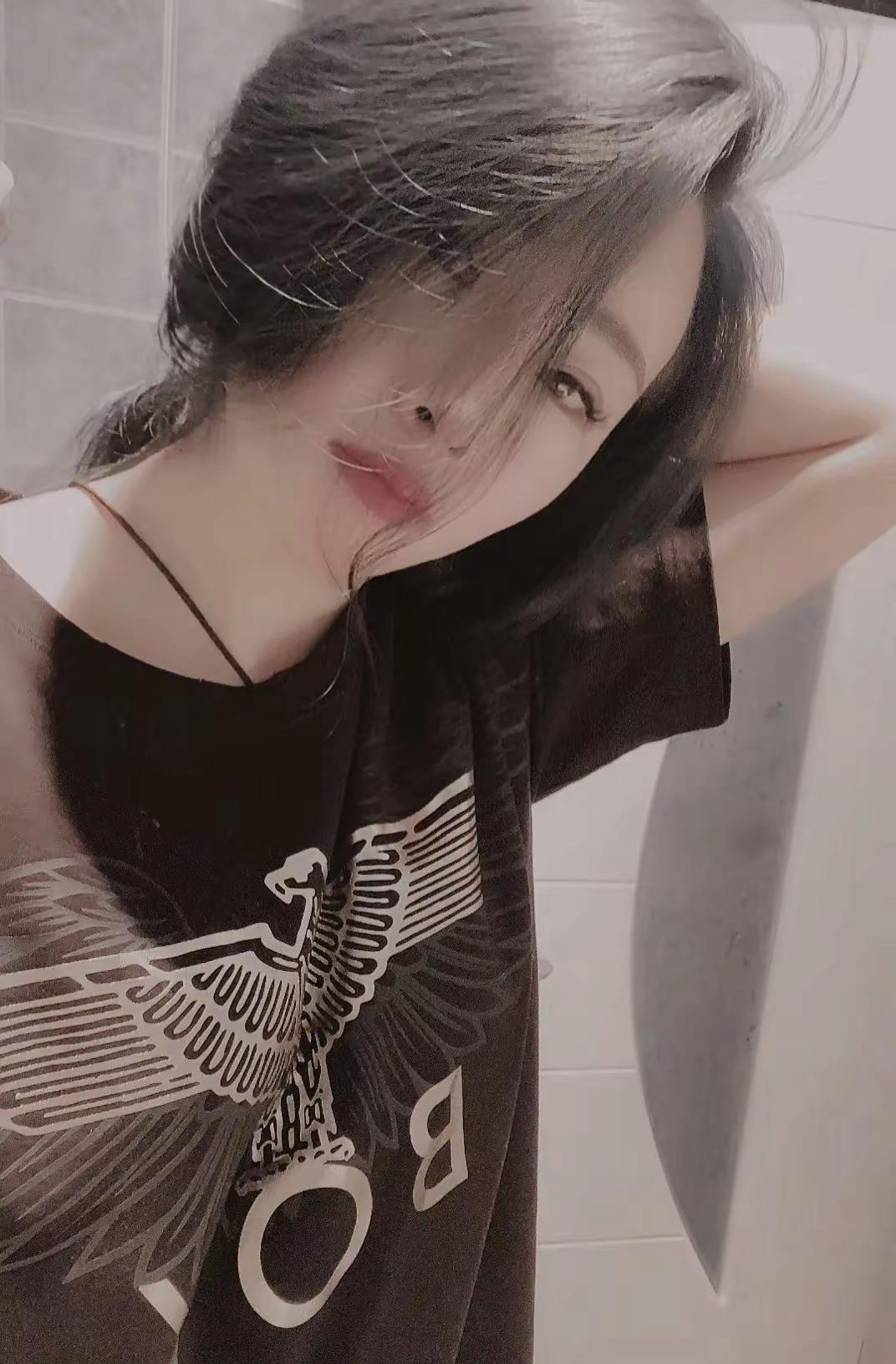 当你把人性看透，你就会喜欢独处，  不愿意掺合无效社交，更不会讨好任何人…”