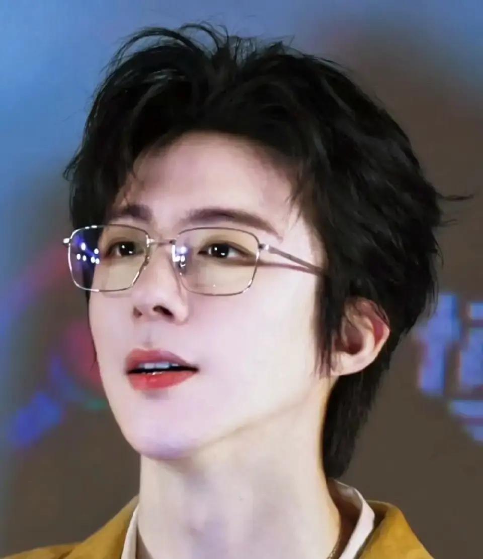 刘宇宁在采访里说的那句大实话，不知道打了多少扎堆跨界捞快钱的艺人一个响亮的耳光。
很多人以为他接古装戏是为了过大侠瘾、蹭流量红利。
谁能想到他当年第一次正儿八经站到镜头前，整个人被打击得差点当场退圈。
收工回到房间，他对着镜子骂自己：
“刘宇宁你好好当歌手就得了，为什么要来做演员？”
那种