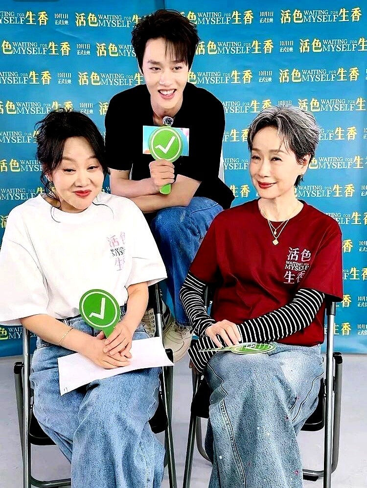短剧顶流转身跑去给闫妮、叶童当配角，这步棋走得太绝了。

电影花絮里，柯淳套着中介西装，跟一群老戏骨搭戏，台词接得严丝合缝。谁能想到，他之前还是短剧圈里的人气王。

手里攥着四百万粉丝，本来能躺赚，他偏要去综艺里脱层皮。结果硬生生撕开了长剧的口子，连拿好几个男二号，现在直接杀进大银幕拍轻喜剧。

眼