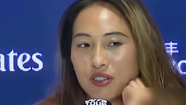 刚拿完中网冠军，郑钦文反手就把武汉公开赛退了。
世界排名飙到第23位，持外卡连赢7场，还顺手把法网冠军安德烈耶娃给办了。这是她职业生涯第一座WTA1000级别冠军，含金量拉满。
结果转头就宣布：右肩旧伤复发，身体极度疲劳，武汉不打了。官方确认不扣积分。
很多人以为她是铁人，长盘大战越打越猛。其